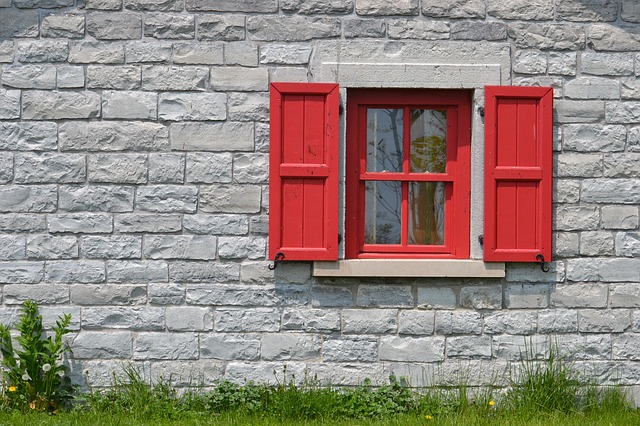 šedá stěna, červené okno
