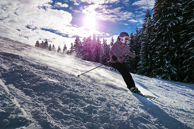 dívka při lyžování