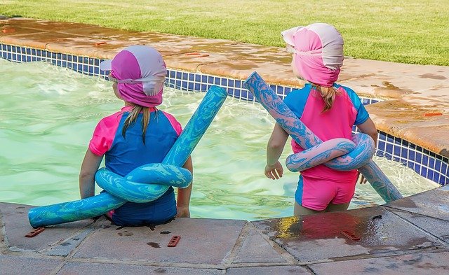 holčičky u bazénu